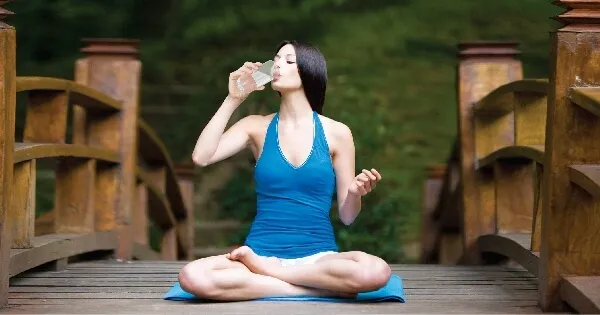10 cách để cơ thể giữ nước cho luyện tập yoga vào mùa hè