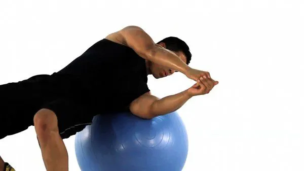 Bài tập cơ bụng 6 múi với bóng Stability Ball tại phòng tập gym