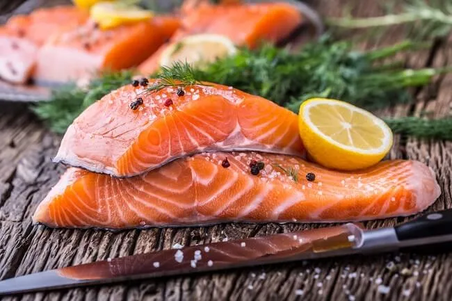 So sánh 2 loại cá ngừ với cá hồi – Loại nào tốt hơn theo chuyên gia dinh dưỡng?
