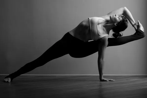 Yoga nâng cao: Visvamitrasana-động tác yoga mà Hồ Ngọc Hà cực kỳ yêu thích