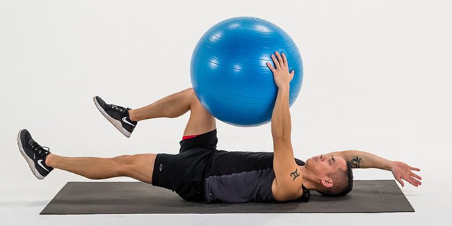 Bài tập cơ bụng 6 múi với bóng Stability Ball tại phòng tập gym