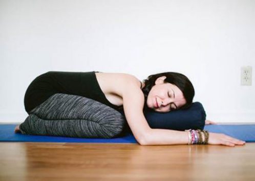 Các bài tập Yoga trị đau lưng cho dân văn phòng hiệu quả (P2)