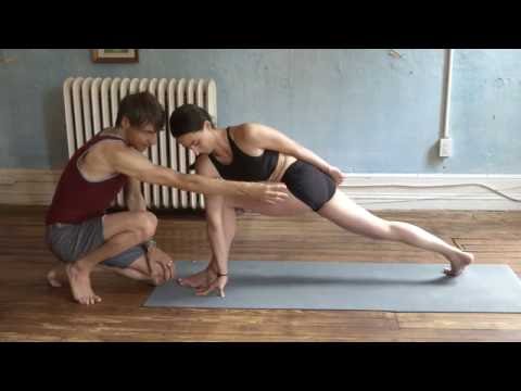 Cách tập tư thế Revolved Side Angle Pose (Parivrtta Parsvakonasana)