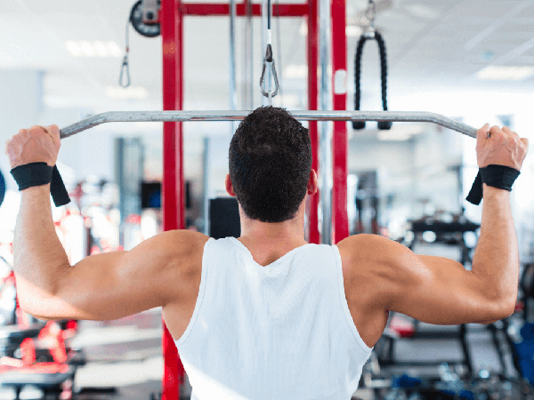 So sánh Lat PullDown và Pull Up (hít xà) – Đâu là bài tập xô tốt hơn ?